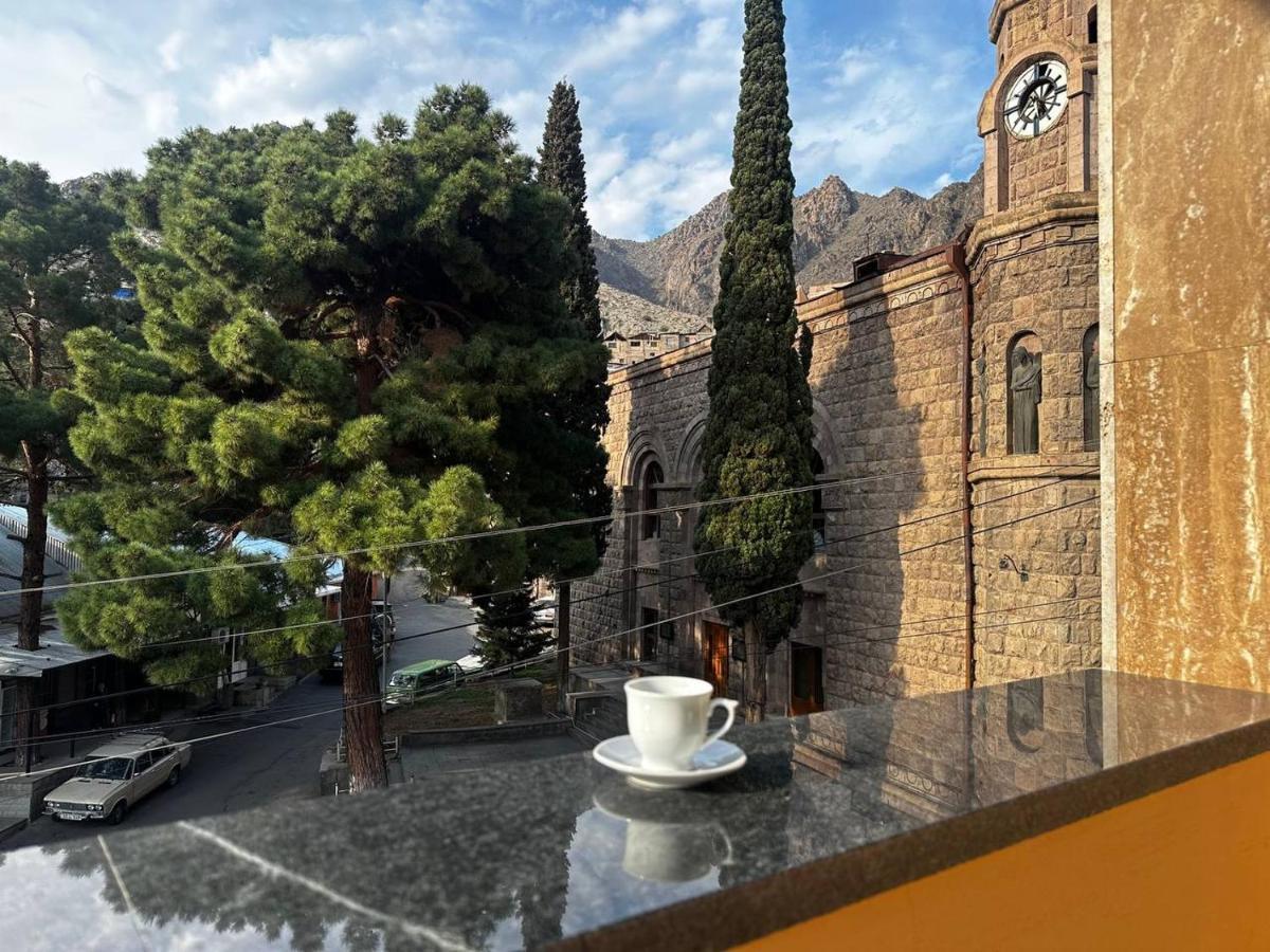Sweet Home Hotel Meghri Экстерьер фото